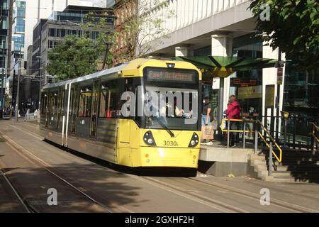 Le tramway Manchester Metrolink Bombardier M5000, numéro 3030, à l'arrêt de tramway de la place Saint-Pierre avec un service vers East Didsbury le 22 septembre 2021. Banque D'Images