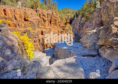 Les falaises abruptes de Sycamore Falls dans la forêt nationale de Kaibab près de Williams Arizona. Les chutes d'eau à cette époque de l'année sont sèches et inactives. Banque D'Images