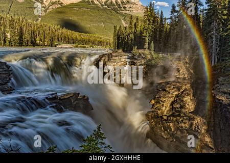 Un arc-en-ciel latéral à Athabasca Falls, Alberta, Canada. Banque D'Images