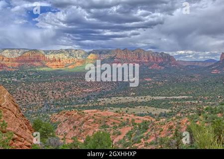 Vue sur Lee Mountain et les Twin Buttes à Sedona depuis le sommet de Cathedral Rock. Banque D'Images