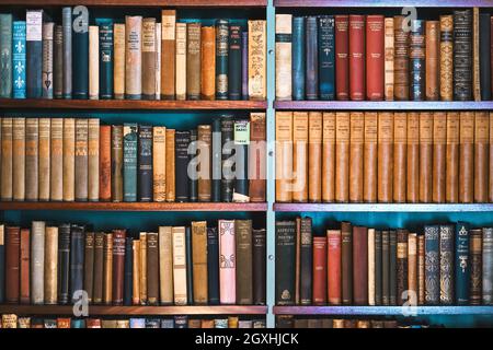 Mur de vieux livres sur des étagères avec plusieurs sujets de titres au musée George Eastman. Poèmes, collections de littérature. Le plus ancien musée de la photographie du monde. Banque D'Images