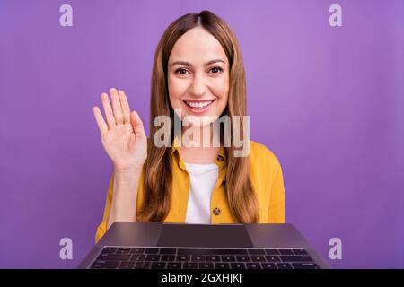 Photo de gaie femme âgée parler conversation travail réunion vague hi isolé sur fond violet couleur Banque D'Images
