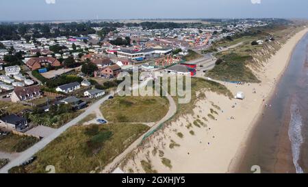 Hemsby village de bord de mer et plage Norfolk Angleterre vue aérienne Banque D'Images