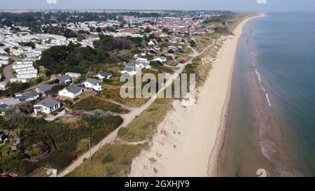 Hemsby village de bord de mer et plage Norfolk Angleterre vue aérienne Banque D'Images