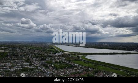 King George's Reservoir hôtstone Chingford ,Londres distance en arrière-plan , vue dramatique de drone de ciel Banque D'Images
