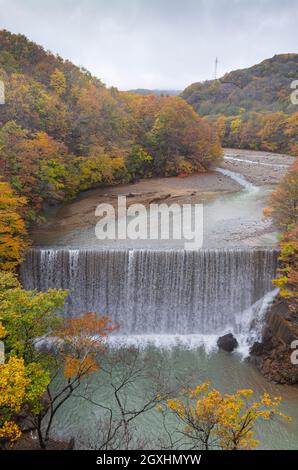 Vue depuis le pont de Mori no Ohashi vers la gorge de la rivière Matsu avec chute d'eau en automne, parc national de Towada-Hachimantai, Iwate, Japon Banque D'Images