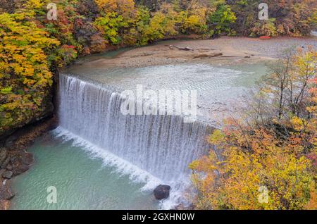 Couleurs d'automne le long de la gorge du fleuve Matsu, parc national de Towada-Hachimantai, Iwate, Japon Banque D'Images