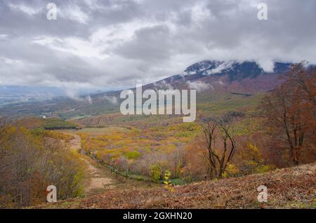 Vue depuis le parking de la montagne Shimokura vers le mont Iwate le long du domaine skiable de Hachimantai Resort Shimokura en automne, Iwate, Japon Banque D'Images