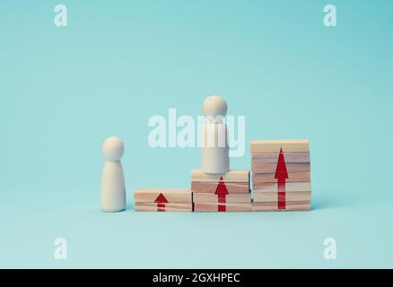 figurine en bois d'un homme au sommet de la pyramide. Le concept de la croissance de carrière, la réalisation des objectifs. Croissance personnelle, responsable de la société, PDG Banque D'Images