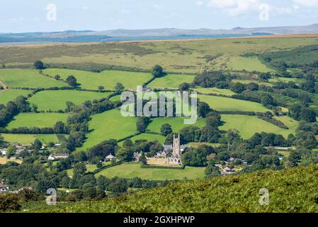 Widecombe dans le Moor, Dartmoor, Devon, Angleterre, Royaume-Uni. 2021. L'église de St Pancras également connue sous le nom de Cathédrale des Maures avec une toile de fond de Dartmoor, Banque D'Images