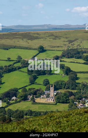 Widecombe dans le Moor, Dartmoor, Devon, Angleterre, Royaume-Uni. 2021. L'église de St Pancras également connue sous le nom de Cathédrale des Maures avec une toile de fond de Dartmoor, Banque D'Images