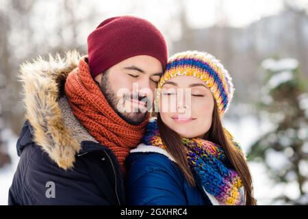 Photo de positif gars charmante dame fermé les yeux sourire imaginer passer du temps libre week-end dans la forêt à l'extérieur Banque D'Images