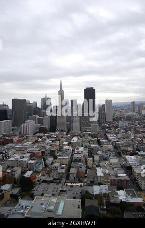 San Fransisco Financial District Skyline incluant le bâtiment Transamerica Pyramid, vu de Coit Tower, San Fransisco, Californie, États-Unis. Banque D'Images