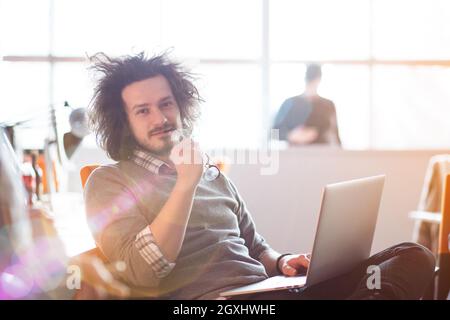 Young businessman programmeur dans big bright office au travail à l'aide d'ordinateur Banque D'Images