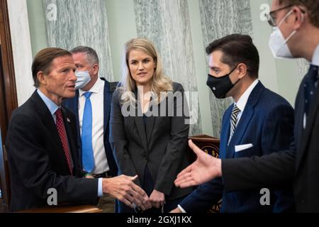 WASHINGTON, DC - OCTOBRE 05: (G-D) le sénateur Richard Blumenthal (D-CT) parle avec l'ancienne employée de Facebook Frances Haugen lorsqu'elle arrive pour une audience du Comité sénatorial sur le commerce, la science et les transports intitulée «protéger les enfants en ligne: Témoignage d'un dénonciateur Facebook» à Capitol Hill le 5 octobre 2021 à Washington, DC. Haugen a quitté Facebook en mai et a fourni des documents internes de la société sur Facebook à des journalistes et à d'autres personnes, alléguant que Facebook préféra systématiquement le profit à la sécurité. (Photo de Drew Angerer/Pool/Sipa USA) Banque D'Images