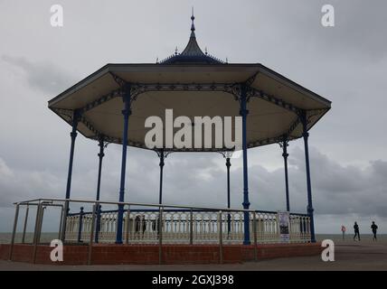 Élégant kiosque Bognor Regis Grade II bâtiment classé Angleterre historique sur la promenade 2021. Faible composition contre le ciel. Cliché authentique pour le tourisme. Banque D'Images