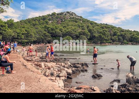 DUGI OTOK, CROATIE - 7 SEPTEMBRE 2016 : c'est le repos avec un plongeon dans le lac salé Mir dans le Parc naturel de Telascica. Banque D'Images