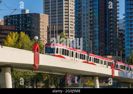 Calgary, Alberta, Canada - 1er octobre 2021 : tramway Calgary Transit au centre-ville de Calgary Banque D'Images