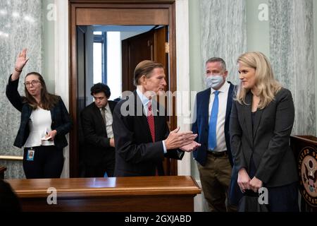 WASHINGTON, DC - OCTOBRE 05 : (G-D) États-Unis le sénateur Richard Blumenthal (démocrate du Connecticut) parle avec l'ancienne employée de Facebook Frances Haugen lorsqu'elle arrive à une audience du Comité sénatorial sur le commerce, la science et les transports intitulée « protéger les enfants en ligne : Témoignage d'un dénonciateur Facebook à Capitol Hill le 5 octobre 2021 à Washington, DC. Haugen a quitté Facebook en mai et a fourni des documents internes de la société sur Facebook à des journalistes et à d'autres personnes, alléguant que Facebook préféra systématiquement le profit à la sécurité. Crédit : Drew Angerer/Pool via CNP/MediaPunch Banque D'Images