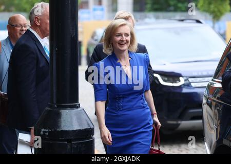 MANCHESTER, ROYAUME-UNI. 5 OCT Liz Truss, député, secrétaire aux Affaires étrangères, le troisième jour de la Conférence du Parti conservateur à Manchester Central, Manchester, le mardi 5 octobre 2021. (Credit: MI News) Credit: MI News & Sport /Alamy Live News Banque D'Images