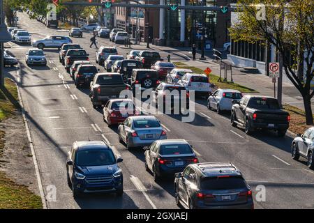 Calgary, Alberta, Canada - 1er octobre 2021 : circulation dans le district de Kensington Banque D'Images