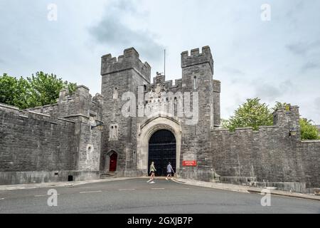 Arundel, 5 juillet 2021 : la porte du château au sommet de la High Street à Arundel Banque D'Images