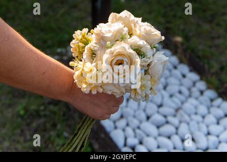 Femme apporte des fleurs au cimetière à l'occasion de la fête de commémoration des morts, ou jour des morts Banque D'Images