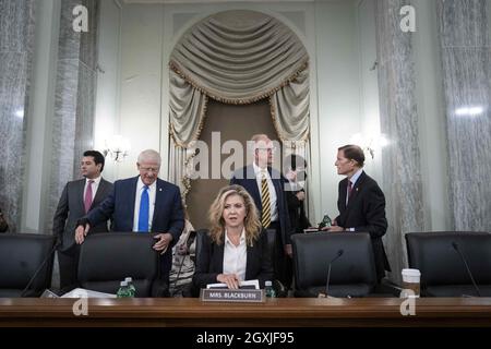 Washington, DC, États-Unis - octobre 05 : (G-D) membre du comité au complet, le sénateur Roger Wicker (R-MS), membre du sous-comité, le sénateur Marsha Blackburn (R-TN), le sénateur Jerry Moran (R-KS) et le président du comité, le sénateur Richard Blumenthal (D-CT), arrivent et parlent avant que l'ancienne employée de Facebook, Frances Haugen, témoigne d'une audience du comité sénatorial sur le commerce, les sciences et le transport en ligne intitulée « sous-comité de protection des enfants : Témoignage d'un dénonciateur Facebook à Capitol Hill le 5 octobre 2021 à Washington, DC. Haugen a quitté Facebook en mai et a fourni des documents internes de la société sur Facebook aux journalistes Banque D'Images