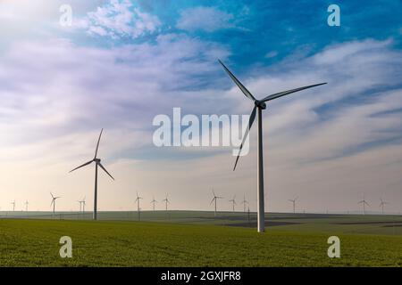 Convertisseurs d'énergie des éoliennes sur terrain d'herbe sauvage Banque D'Images