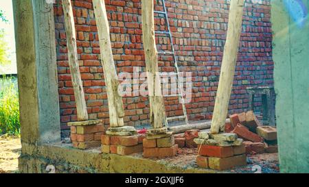 Briques rouges et le mur non construit de matériaux de construction de haute qualité. Photos du chantier. Banque D'Images