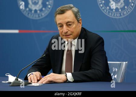 Rome, Italie. 05e octobre 2021. Le premier ministre italien Mario Draghi assiste à une conférence de presse après le cabinet du ministre.Rome (Italie), 5 octobre 2021 photo Samantha Zucchi Insidefoto crédit: Insidefoto srl/Alay Live News Banque D'Images