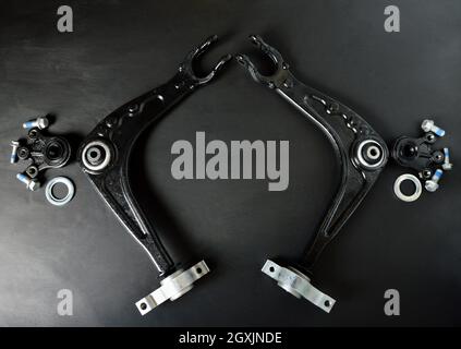 Pièces auto pour remplacer le triangle de suspension d'une voiture Banque D'Images