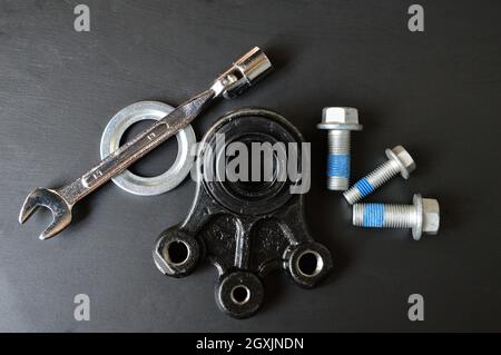 Pièces auto pour remplacer le triangle de suspension d'une voiture Banque D'Images