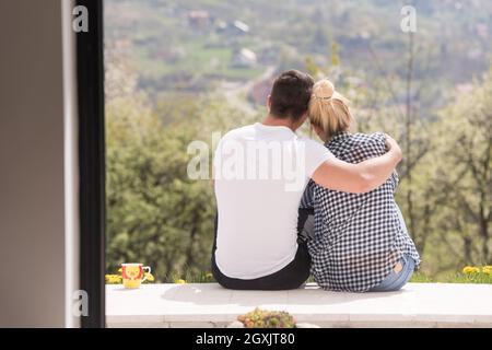Belle jeune beau couple enjoying matin café devant leur maison de luxe villa Banque D'Images