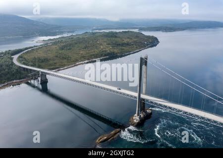 Vue aérienne du pont suspendu au-dessus du fjord Efjord, route E6, nord de la Norvège Banque D'Images