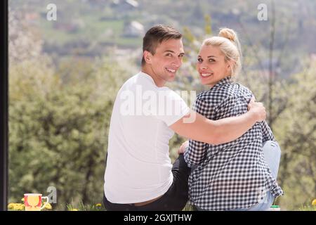 Belle jeune beau couple enjoying matin café devant leur maison de luxe villa Banque D'Images