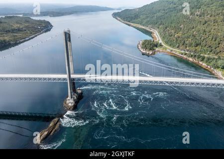 Vue aérienne du pont suspendu au-dessus du fjord Efjord, route E6, nord de la Norvège Banque D'Images