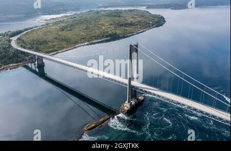 Vue aérienne du pont suspendu au-dessus du fjord Efjord, route E6, nord de la Norvège Banque D'Images