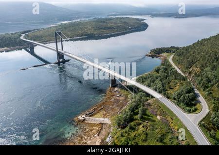 Vue aérienne du pont suspendu au-dessus du fjord Efjord, route E6, nord de la Norvège Banque D'Images