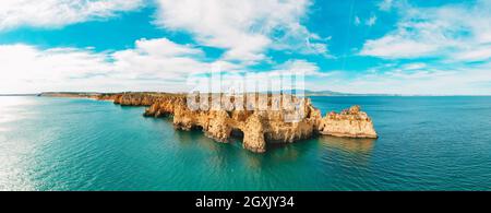 Vue panoramique aérienne du phare de Cabo de Sao Vicente ou du cap de Saint Vincent situé sur de hautes falaises près de l'océan Atlantique Banque D'Images