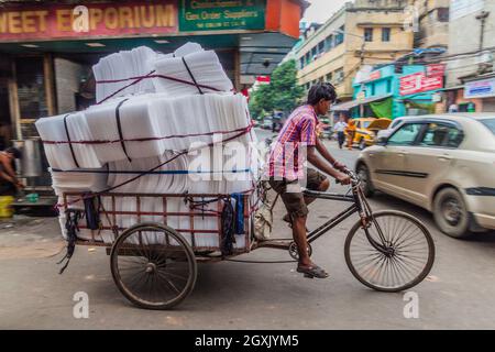 KOLKATA, INDE - 27 OCTOBRE 2016: Cargo cyclo rickshaw dans le centre de Kolkata, Inde Banque D'Images