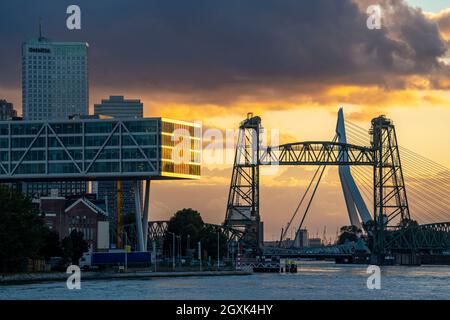 La ligne d'horizon de Rotterdam, à gauche, le bâtiment Unilever de Bruk, Koningshavenbrug de Hef, le pont Erasmus, à droite, la rivière Nieuwe Ma Banque D'Images