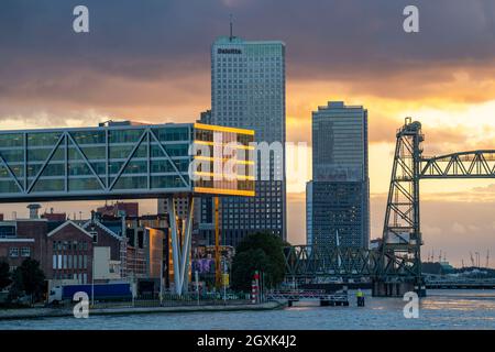 La ligne d'horizon de Rotterdam, à gauche, le bâtiment Unilever de Bruk, Koningshavenbrug de Hef, le pont Erasmus, à droite, la rivière Nieuwe Ma Banque D'Images