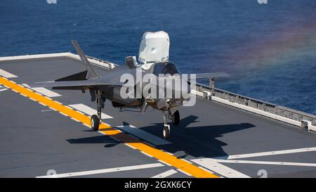 Un avion de chasse furtif F-35B Lightning II du corps des Marines des États-Unis, avec l'escadron d'attaque Marine Fighter 242, effectue un atterrissage vertical sur le pont de vol du porte-avions japonais JS Izumo lors d'opérations conjointes le 3 octobre 2021 au large des côtes du Japon. L'atterrissage est la première opération de combat F-35B Lightning II à bord d'un navire japonais. Banque D'Images