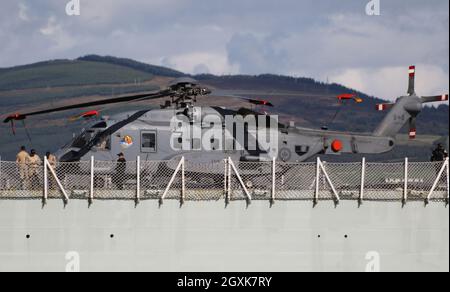 148826, un hélicoptère Sikorsky CH-148 Cyclone exploité par la Royal Canadian Air Force, à bord du NCSM Fredericton (FFH-337), une frégate de classe Halifax (ou de classe ville) exploitée par la Marine royale du Canada.Le navire est vu passer Greenock sur le Firth de Clyde, alors qu'elle part pour participer aux exercices militaires Dynamic Mariner 2021 et joint Warrior 21-2. Banque D'Images