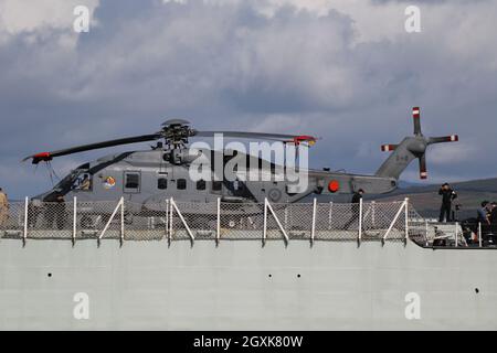 148826, un hélicoptère Sikorsky CH-148 Cyclone exploité par la Royal Canadian Air Force, à bord du NCSM Fredericton (FFH-337), une frégate de classe Halifax (ou de classe ville) exploitée par la Marine royale du Canada.Le navire est vu passer Greenock sur le Firth de Clyde, alors qu'elle part pour participer aux exercices militaires Dynamic Mariner 2021 et joint Warrior 21-2. Banque D'Images