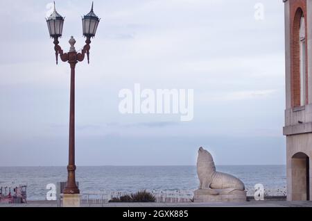 Front de mer avec la sculpture de lion de mer, Mar del Plata, Buenos Aires, Argentine Banque D'Images