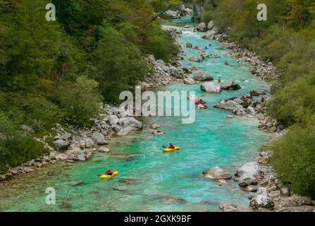 Kobarid, Slovénie (2 octobre 2021) - l'eau claire et verte de la rivière Soca (Isonzo) avec plusieurs personnes en kayak Banque D'Images