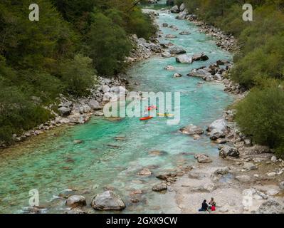 Kobarid, Slovénie (2 octobre 2021) - l'eau claire et verte de la rivière Soca (Isonzo) avec plusieurs personnes en kayak Banque D'Images