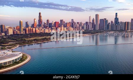 Paysage urbain aérien avec Shedd Aquarium en premier plan au lever du soleil, Chicago, Illinois, États-Unis Banque D'Images